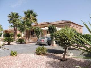 Chalet de 3 habitaciones en Catral en venta con piscina - 390.000 € (Ref: 9240092)