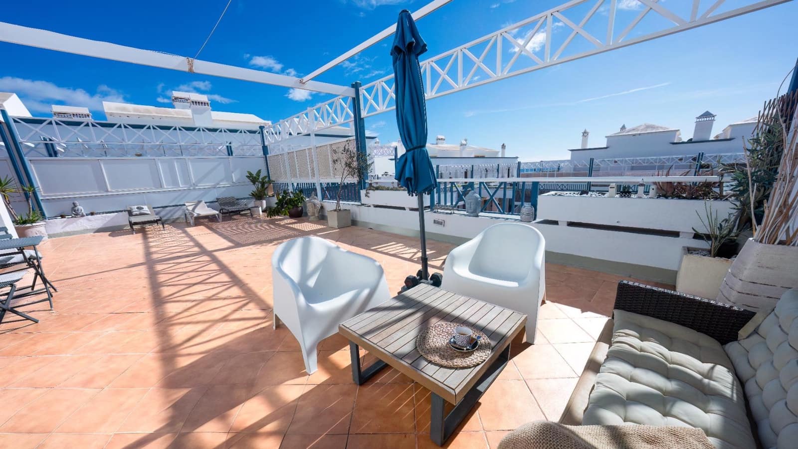 2 bedroom Apartment for sale in Puerto del Carmen with pool garage - € 499,000 (Ref: 9375387)