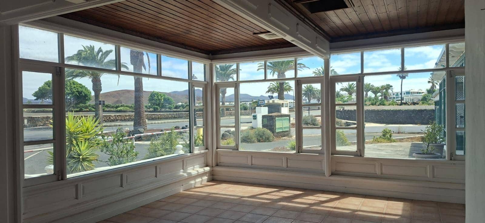 Commercial for sale in Yaiza - € 1,200,000 (Ref: 9541197)