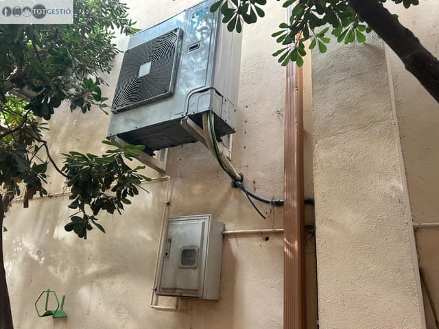 Commerciale in vendita in Platja d'Aro, Castell-Platja d'Aro - 300.000 € (Rif: 9435982)