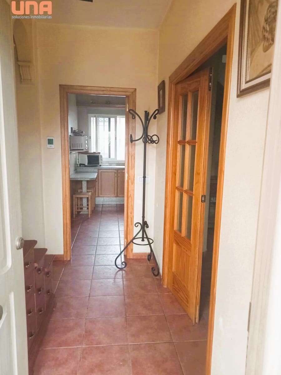 4 bedroom Villa for sale in El Higueron with pool - € 200,000 (Ref: 9438198)