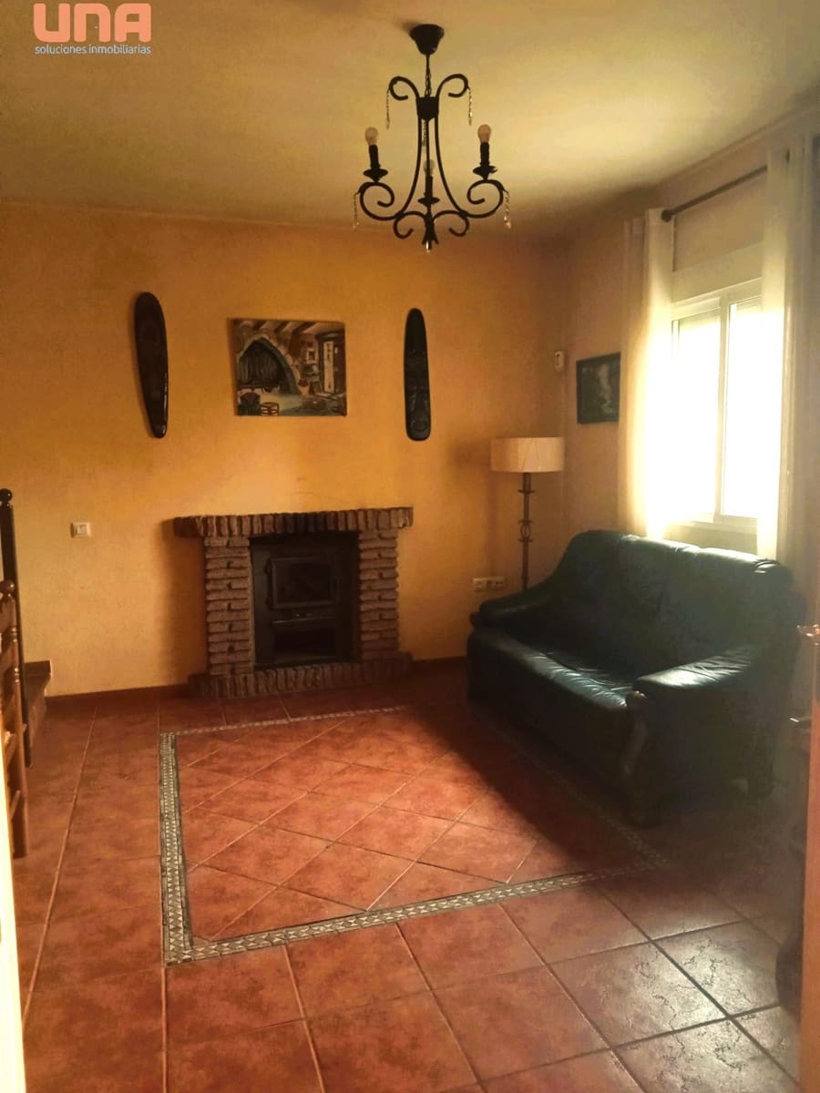 4 bedroom Villa for sale in El Higueron with pool - € 200,000 (Ref: 9438198)