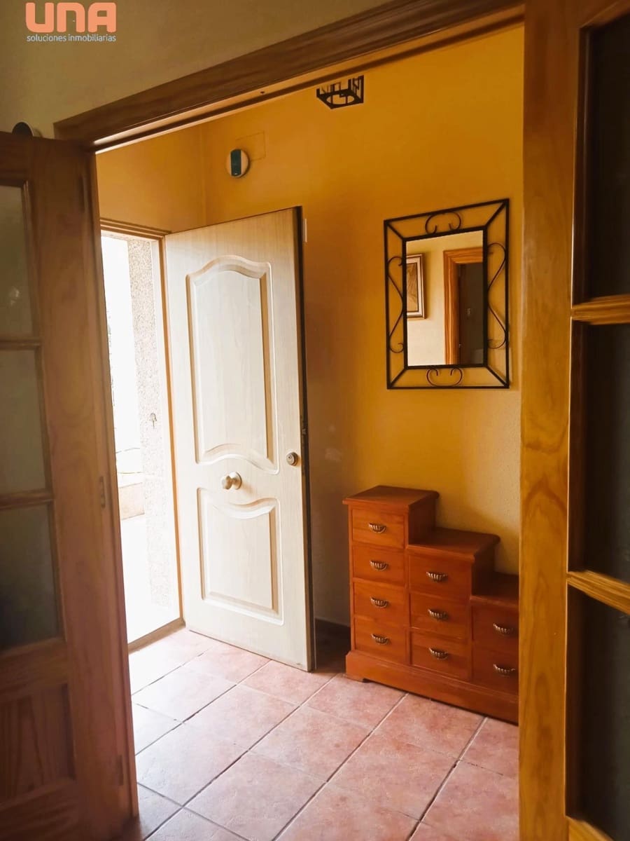 4 bedroom Villa for sale in El Higueron with pool - € 200,000 (Ref: 9438198)