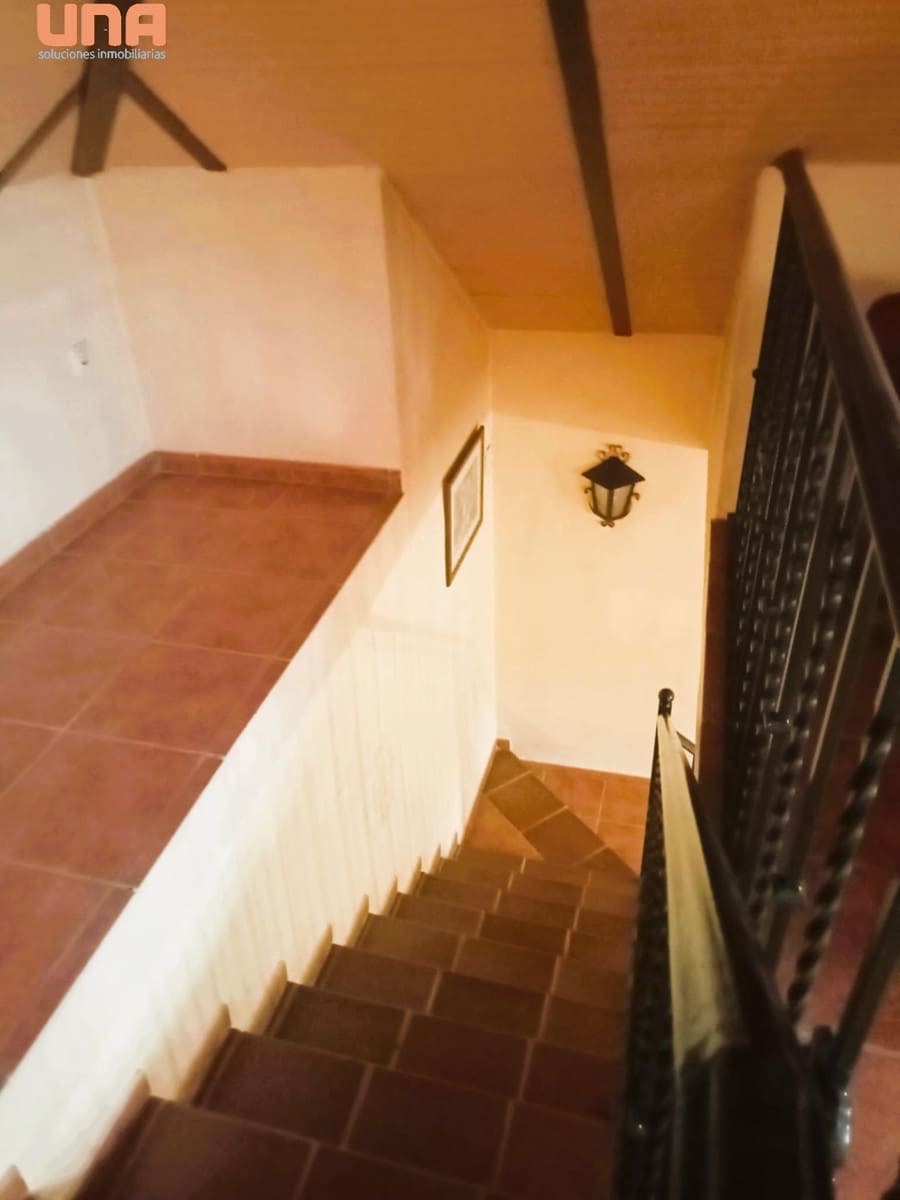 4 bedroom Villa for sale in El Higueron with pool - € 200,000 (Ref: 9438198)