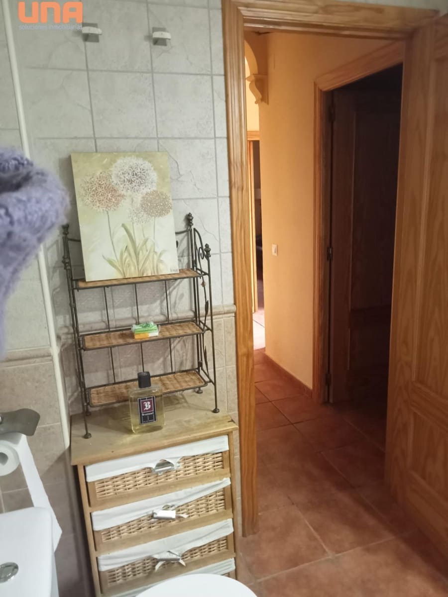 4 bedroom Villa for sale in El Higueron with pool - € 200,000 (Ref: 9438198)