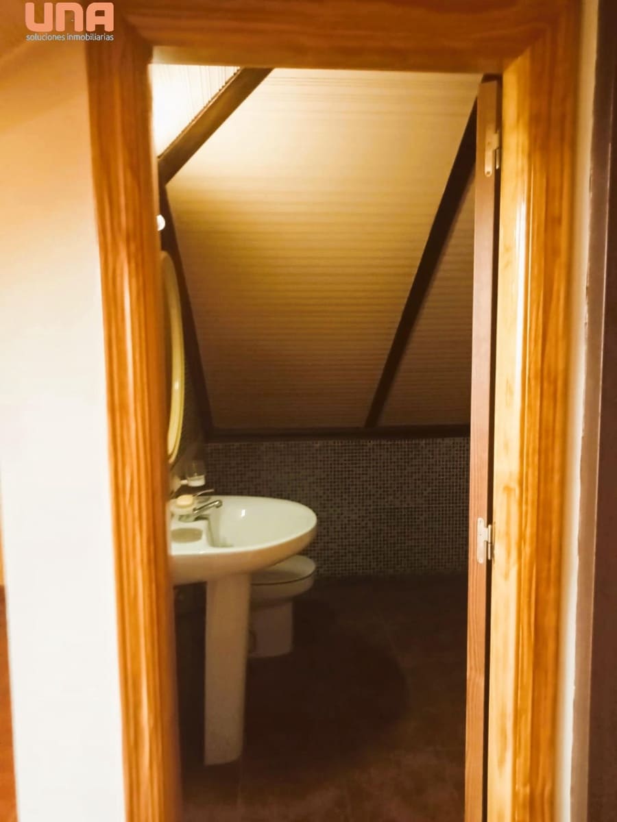 4 bedroom Villa for sale in El Higueron with pool - € 200,000 (Ref: 9438198)