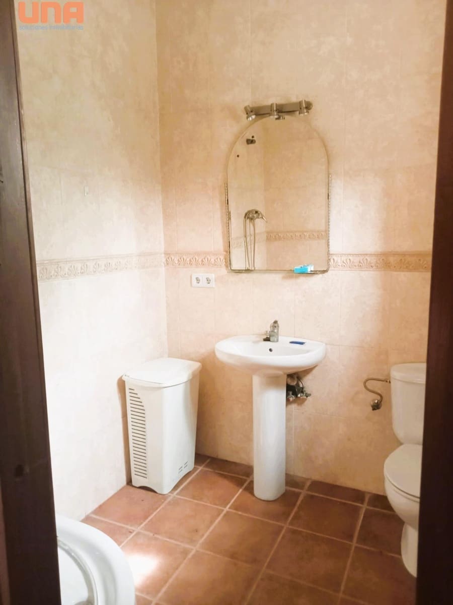 4 bedroom Villa for sale in El Higueron with pool - € 200,000 (Ref: 9438198)