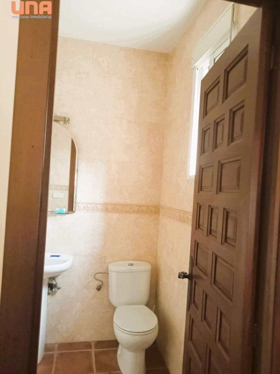 4 bedroom Villa for sale in El Higueron with pool - € 200,000 (Ref: 9438198)