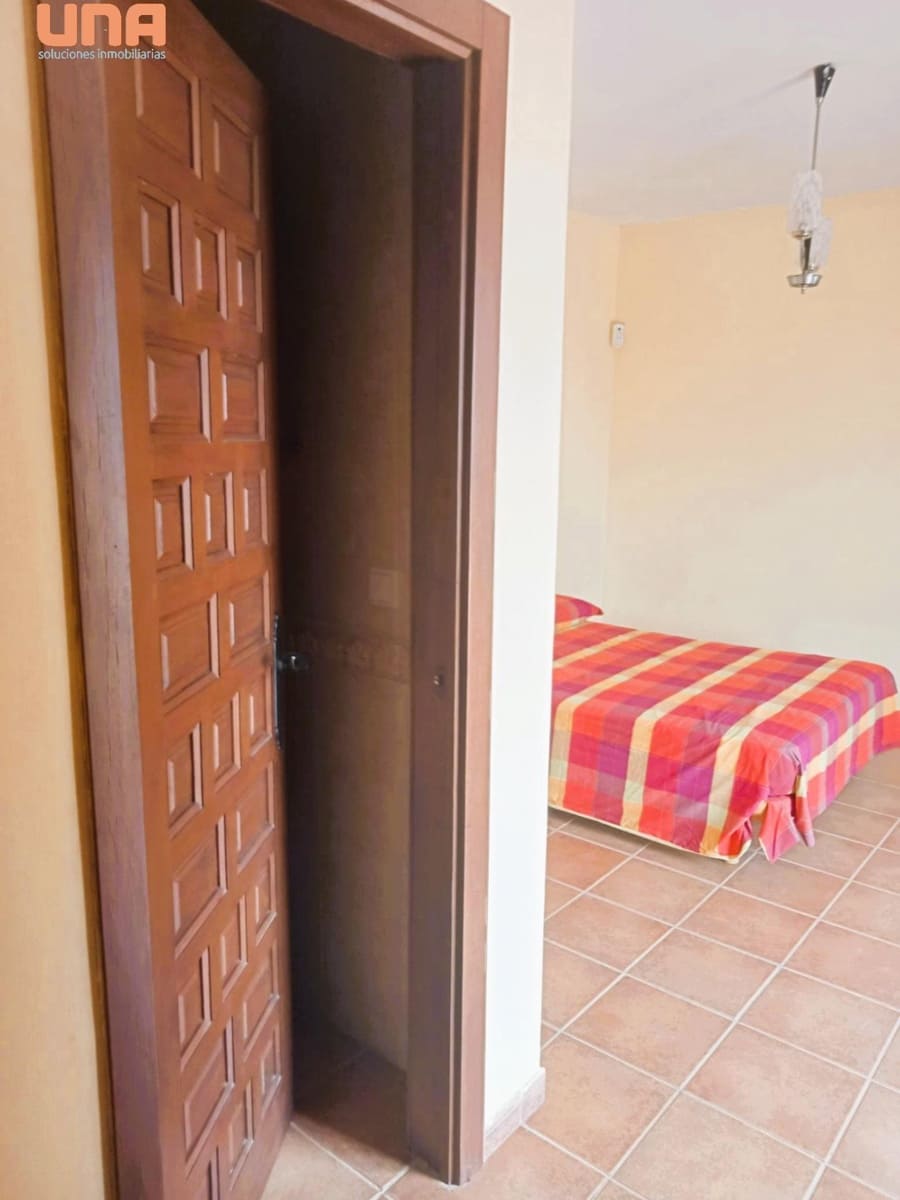 4 bedroom Villa for sale in El Higueron with pool - € 200,000 (Ref: 9438198)