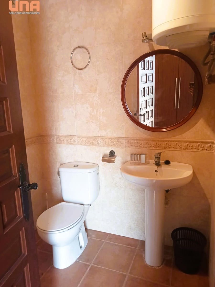 4 bedroom Villa for sale in El Higueron with pool - € 200,000 (Ref: 9438198)