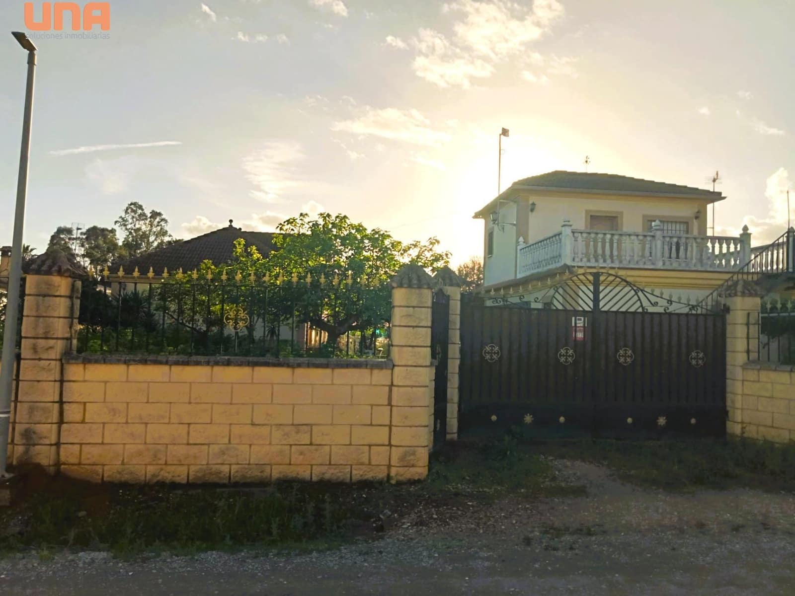 4 bedroom Villa for sale in El Higueron with pool - € 200,000 (Ref: 9438198)