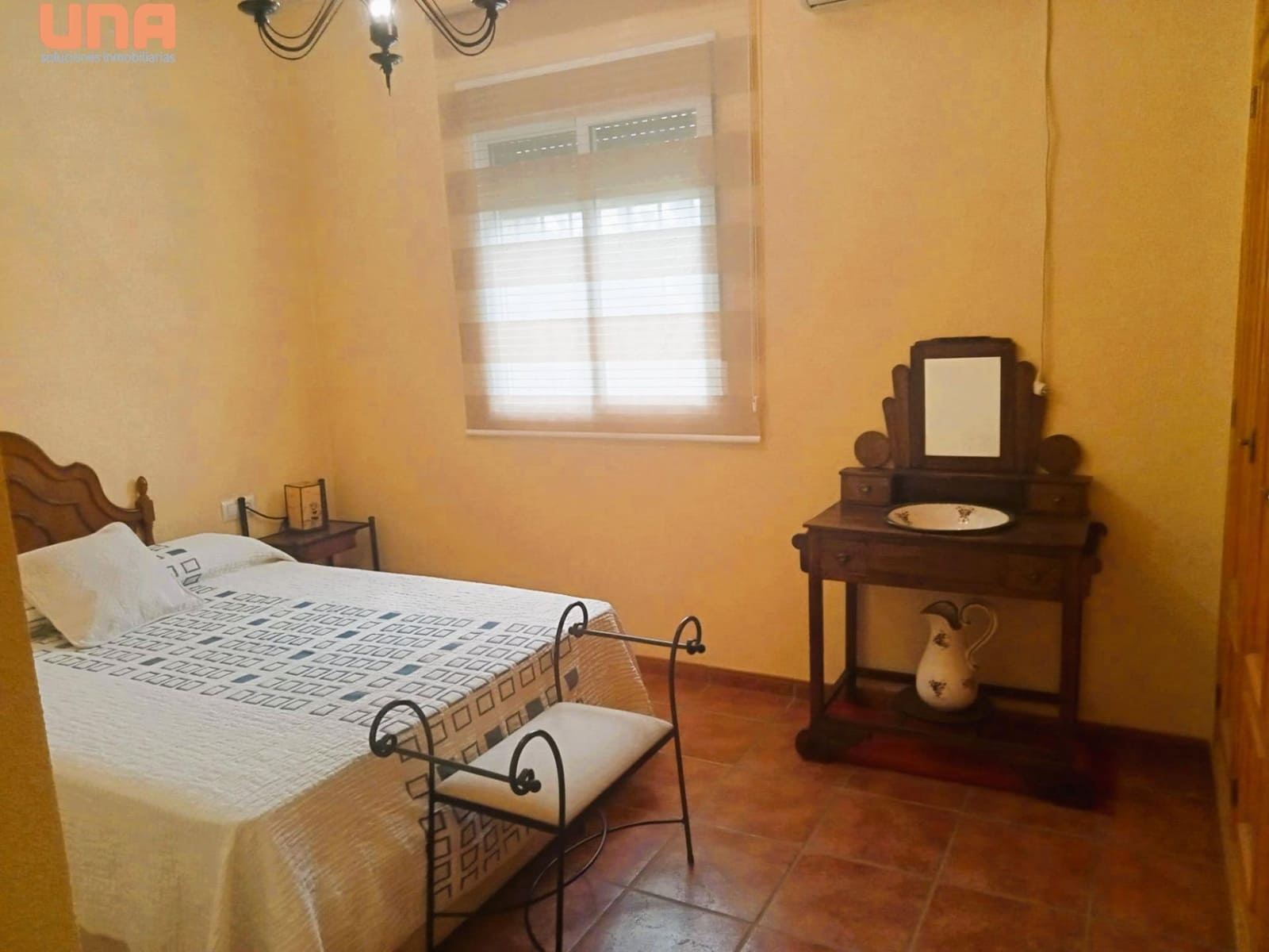 4 bedroom Villa for sale in El Higueron with pool - € 200,000 (Ref: 9438198)