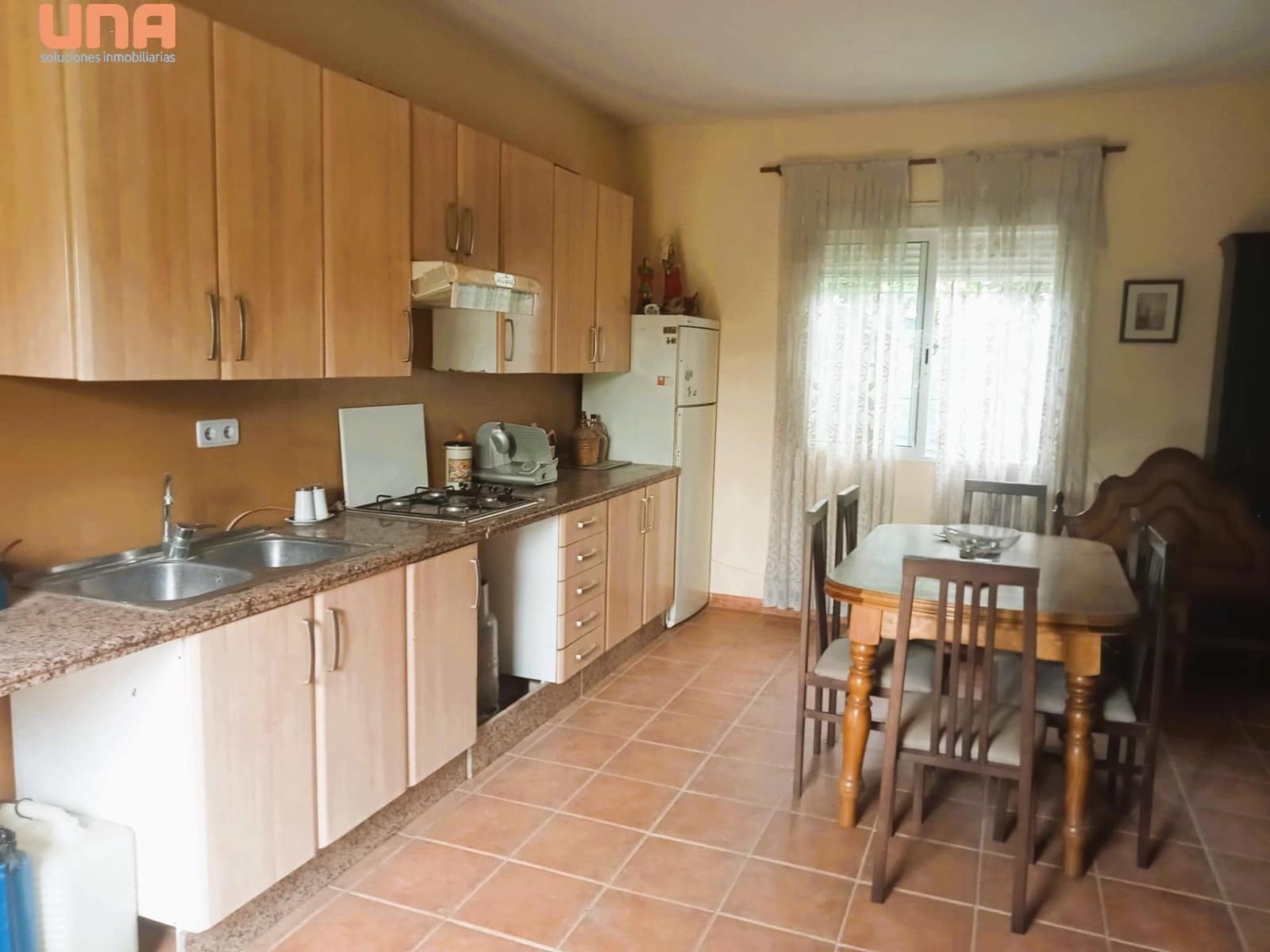 4 bedroom Villa for sale in El Higueron with pool - € 200,000 (Ref: 9438198)