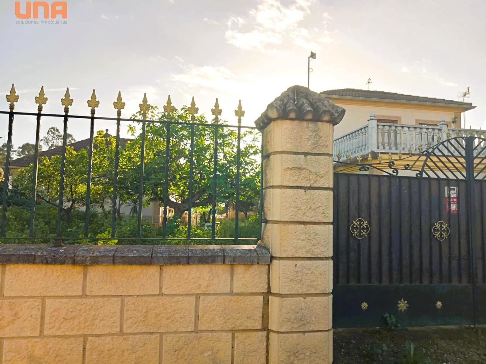 4 bedroom Villa for sale in El Higueron with pool - € 200,000 (Ref: 9438198)