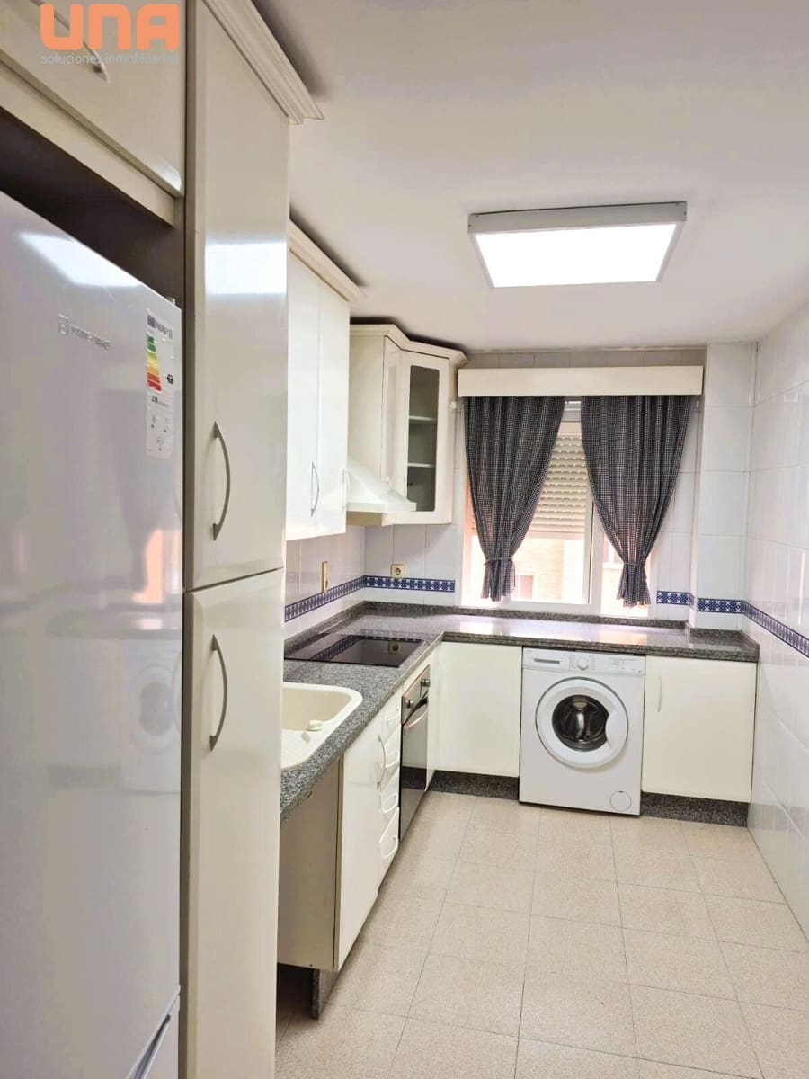 4 bedroom Flat for rent in Cordoba city with garage - € 800 (Ref: 9483560)