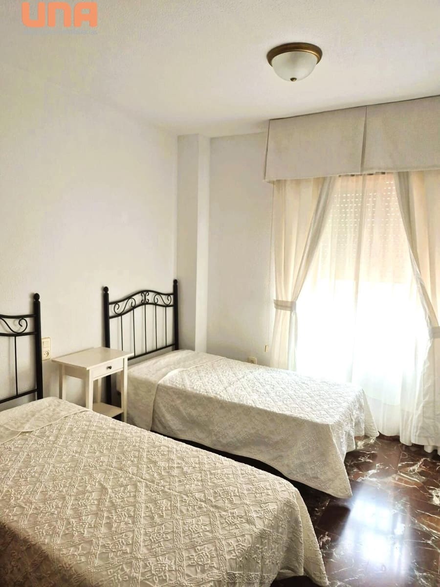 4 bedroom Flat for rent in Cordoba city with garage - € 800 (Ref: 9483560)