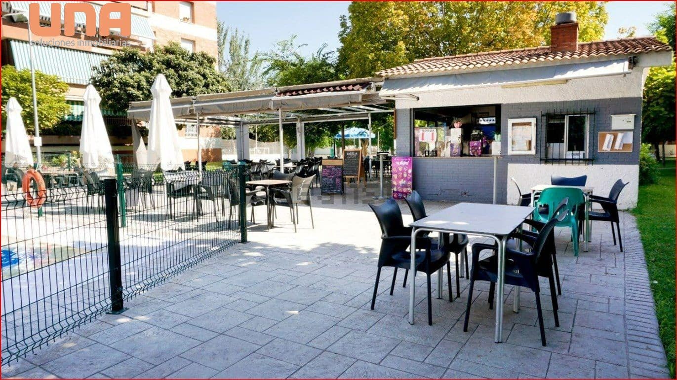 3 makuuhuone Asunto vuokrattavana paikassa Cordoba kaupunki mukana uima-altaan - 1 250 € (Ref: 9483561)