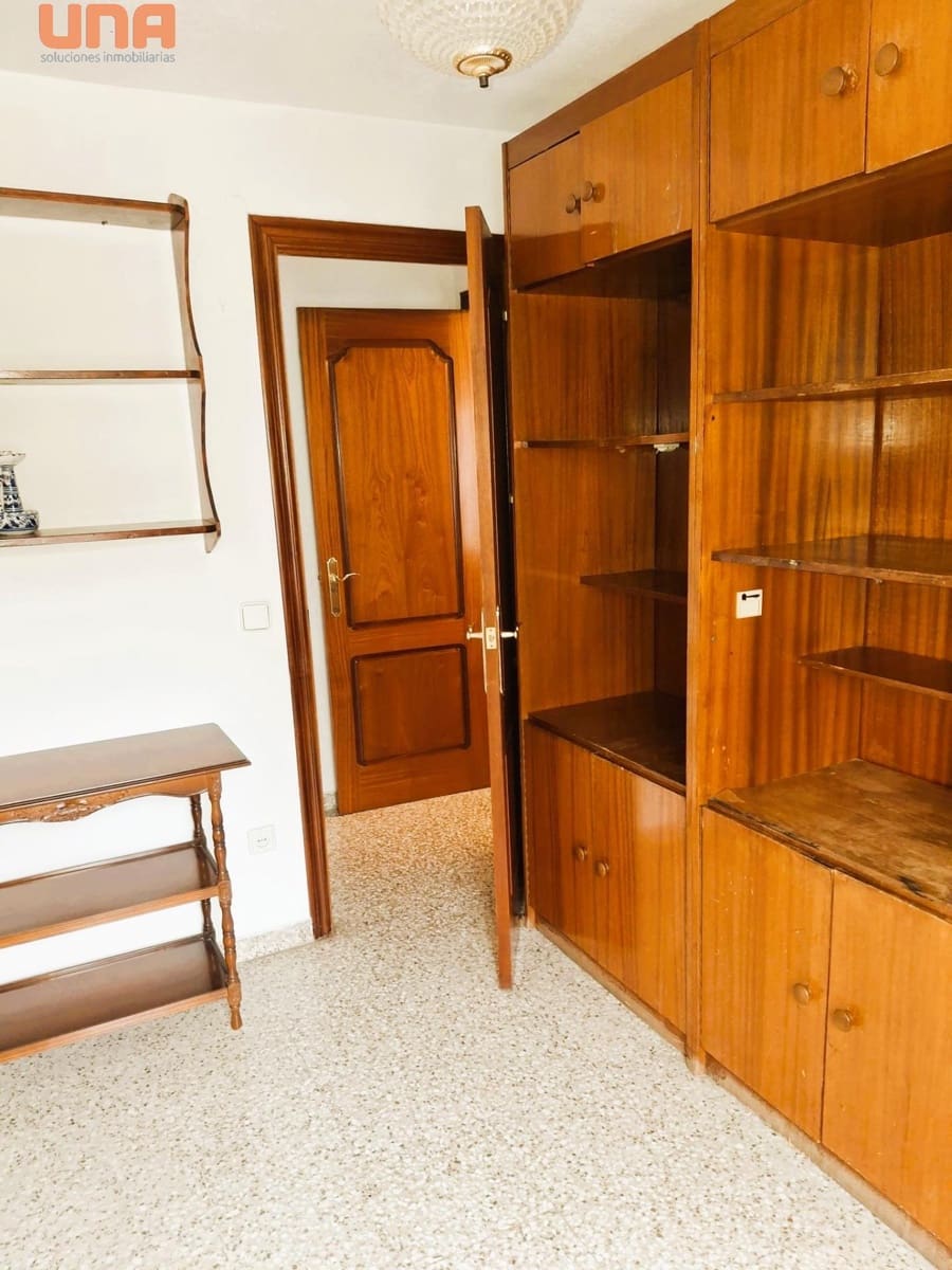 4 bedroom Flat for sale in Cordoba city with garage - € 165,000 (Ref: 9483562)