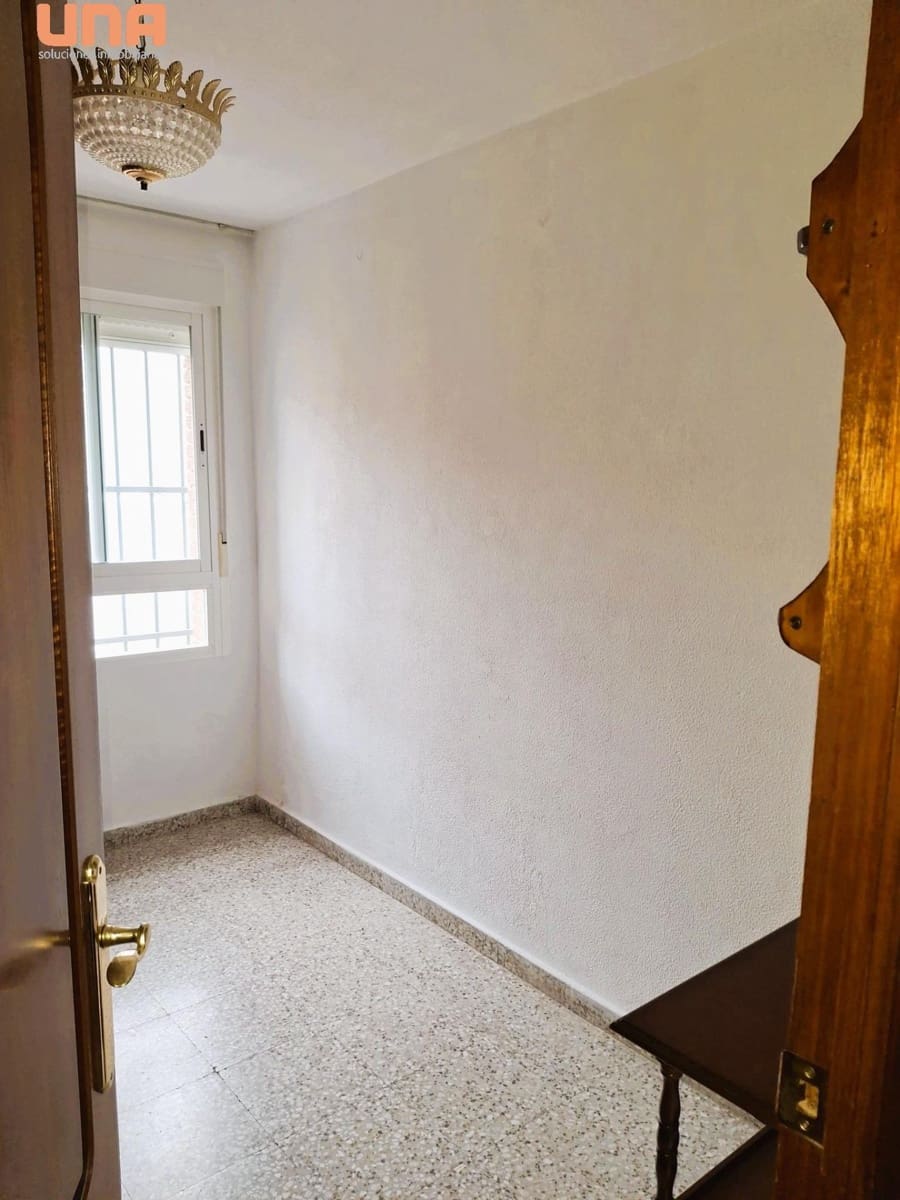 4 bedroom Flat for sale in Cordoba city with garage - € 165,000 (Ref: 9483562)