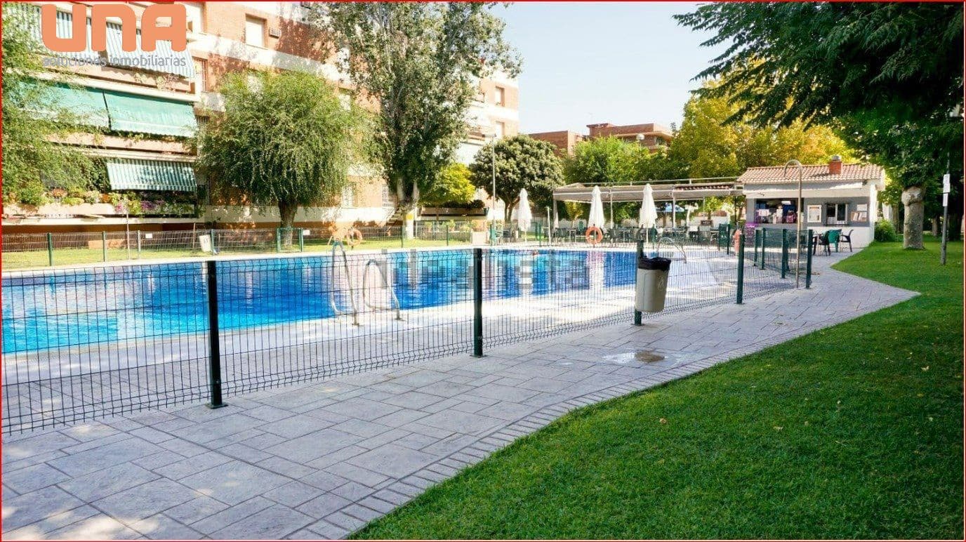 Appartement de 3 chambres à louer à Cordoue ville avec piscine - 1 100 € (Ref: 9497527)