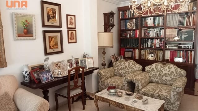 4 bedroom Flat for sale in Centro, Córdoba city with garage - € 355,000 (Ref: 9504447)