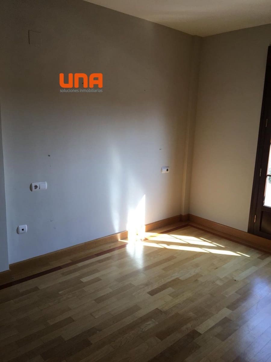 4 soveværelse Rækkehus til salg i Cordoba by med swimmingpool garage - € 380.000 (Ref: 9519098)