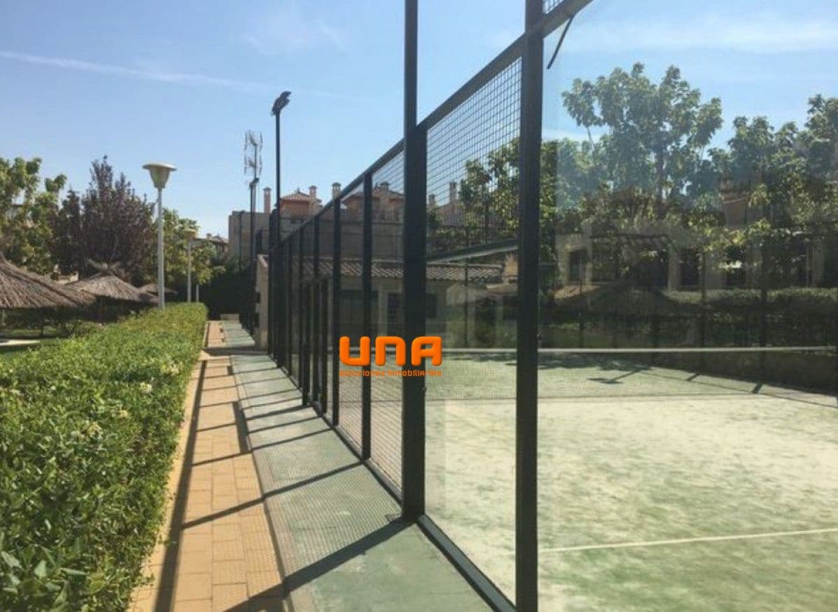 4 soveværelse Rækkehus til salg i Cordoba by med swimmingpool garage - € 380.000 (Ref: 9519098)