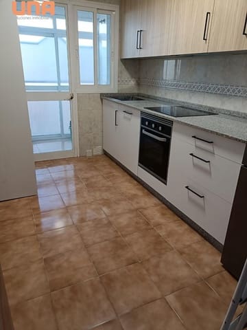 3 slaapkamer Flat te huur in Córdoba stad - € 790 (Ref: 9548396)