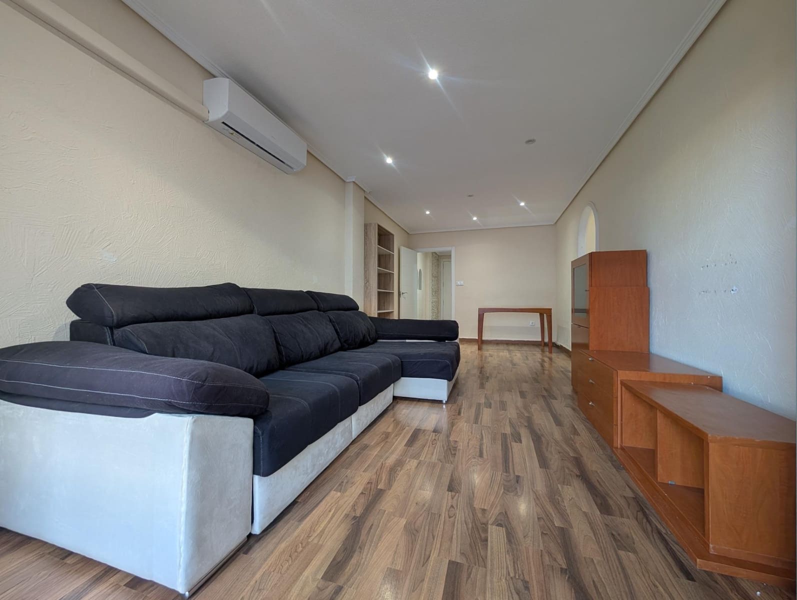 3 slaapkamer Flat te huur in Elche / Elx met garage - € 900 (Ref: 9586586)