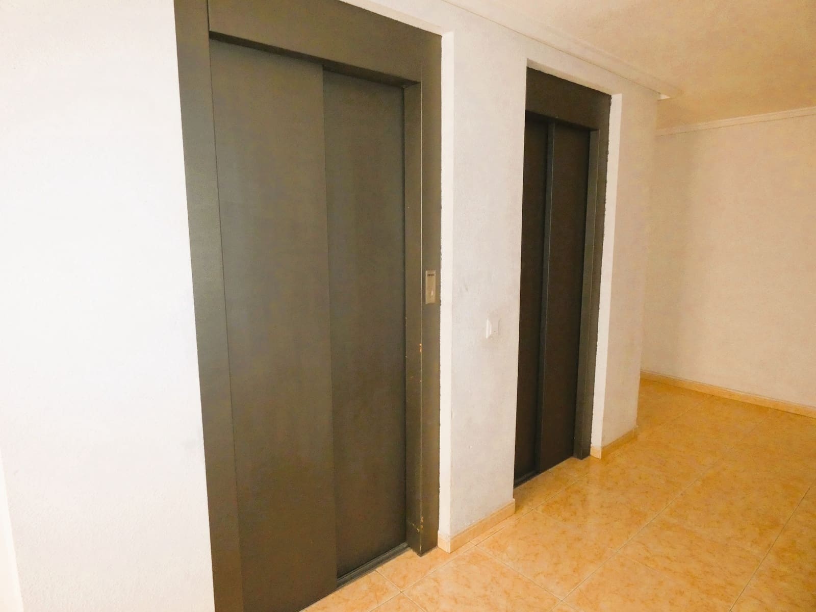 2 makuuhuone Huoneisto myytävänä paikassa Torrevieja mukana uima-altaan - 148 500 € (Ref: 9539605)