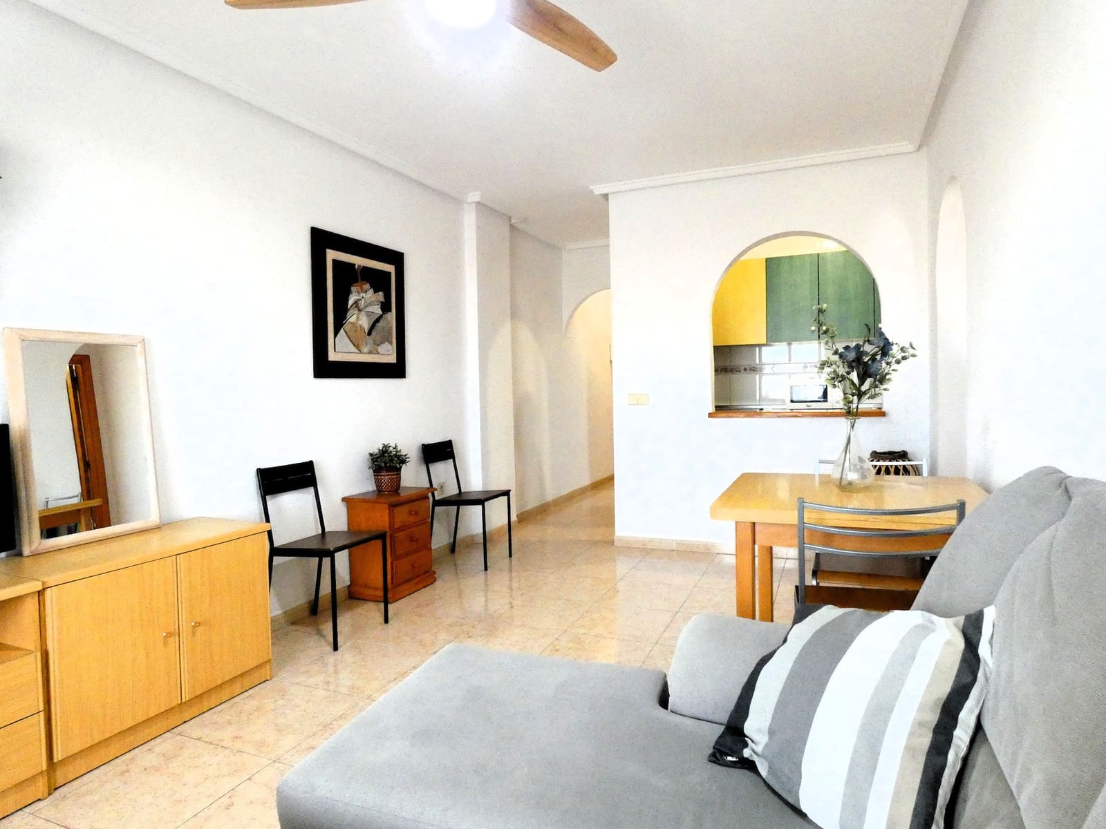 2 makuuhuone Huoneisto myytävänä paikassa Torrevieja mukana uima-altaan - 148 500 € (Ref: 9539605)