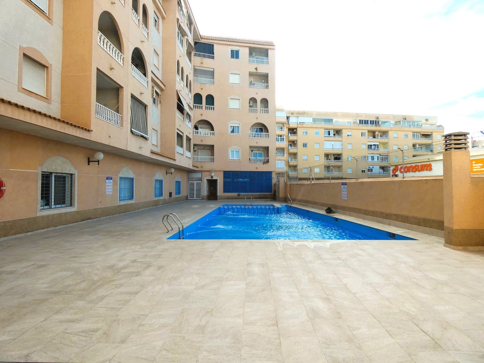 2 makuuhuone Huoneisto myytävänä paikassa Torrevieja mukana uima-altaan - 148 500 € (Ref: 9539605)