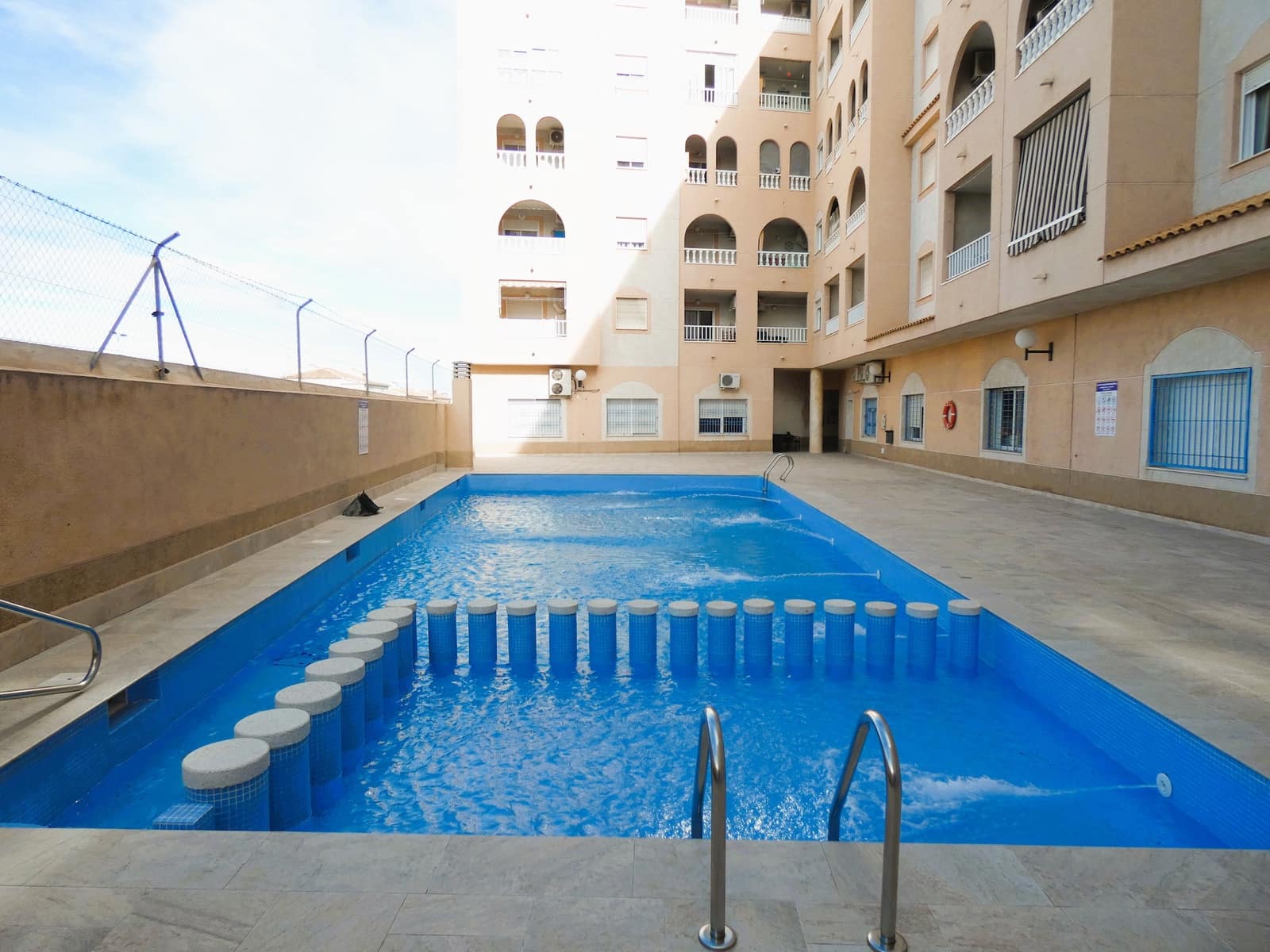 2 makuuhuone Huoneisto myytävänä paikassa Torrevieja mukana uima-altaan - 148 500 € (Ref: 9539605)