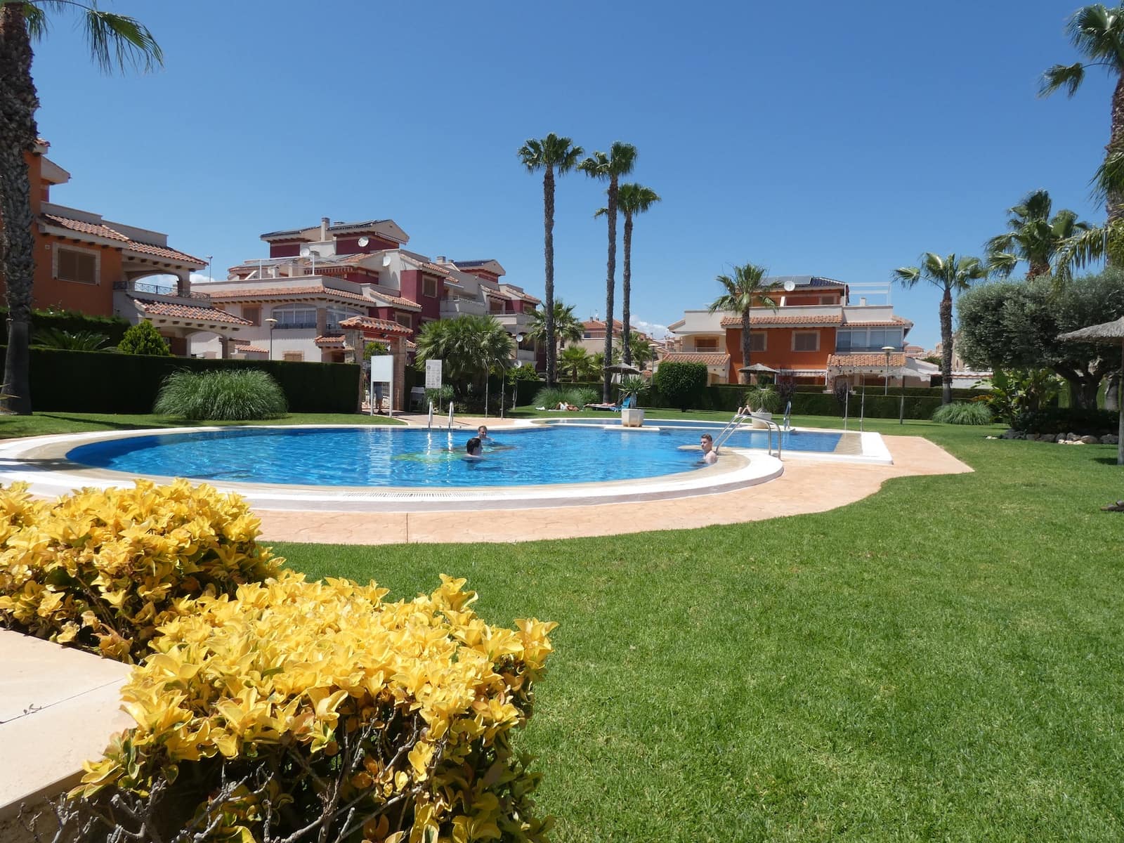 2 bedroom Townhouse for sale in Playa Flamenca with pool garage - € 229,000 (Ref: 9696754)