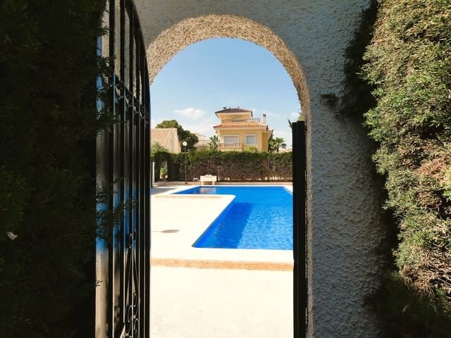 Chalet de 3 habitaciones en La Zenia, Orihuela en venta con piscina garaje - 630.000 € (Ref: 9997765)