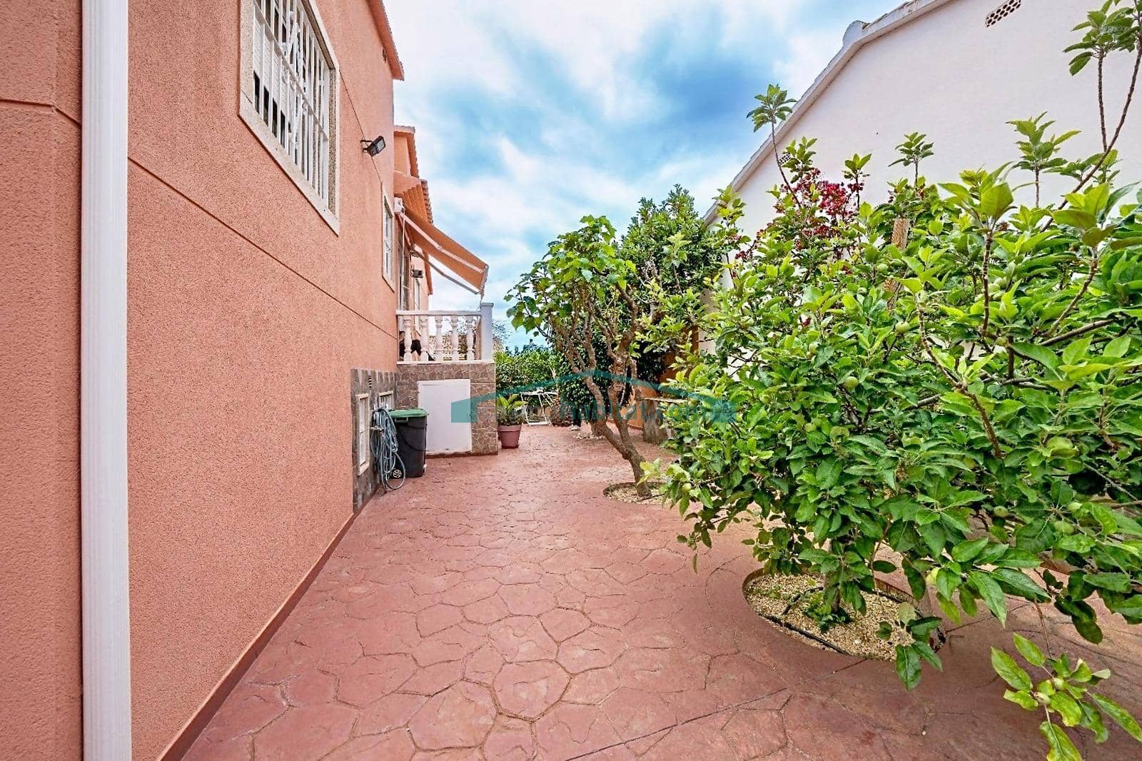 6 bedroom Bungalow for sale in La Nucia with pool - € 799,000 (Ref: 10078734)