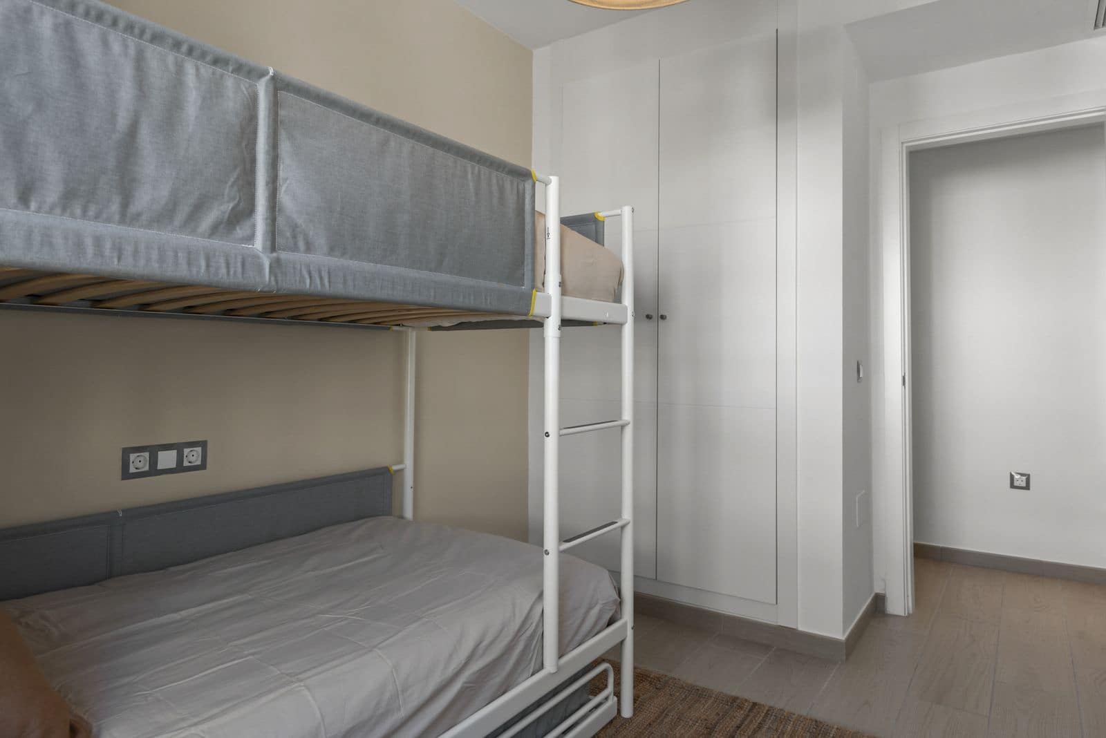 Apartamento de 3 habitaciones en Estepona en venta con piscina garaje - 430.000 € (Ref: 10000511)