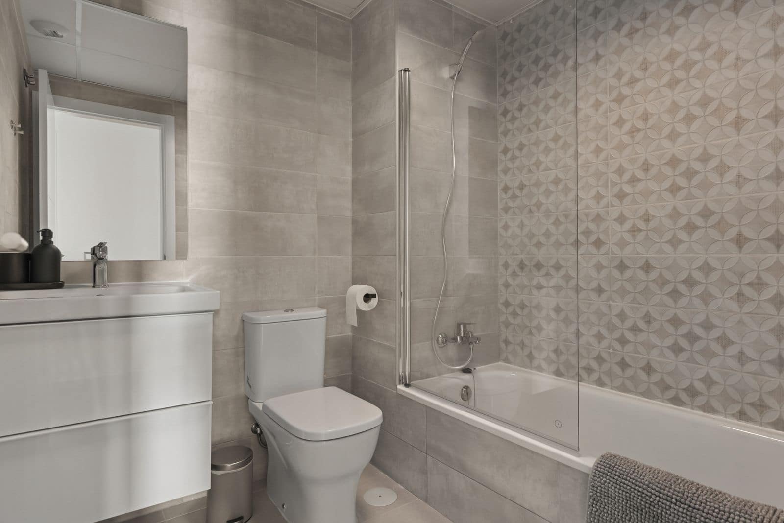 Apartamento de 3 habitaciones en Estepona en venta con piscina garaje - 430.000 € (Ref: 10000511)