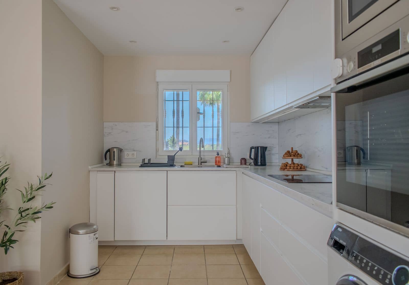 2 bedroom Apartment for sale in Estepona with pool - € 360,000 (Ref: 10000514)