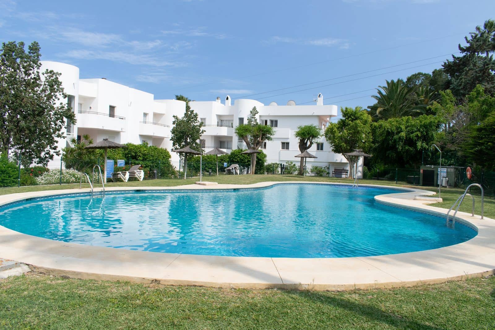 2 bedroom Apartment for sale in Estepona with pool - € 360,000 (Ref: 10000514)