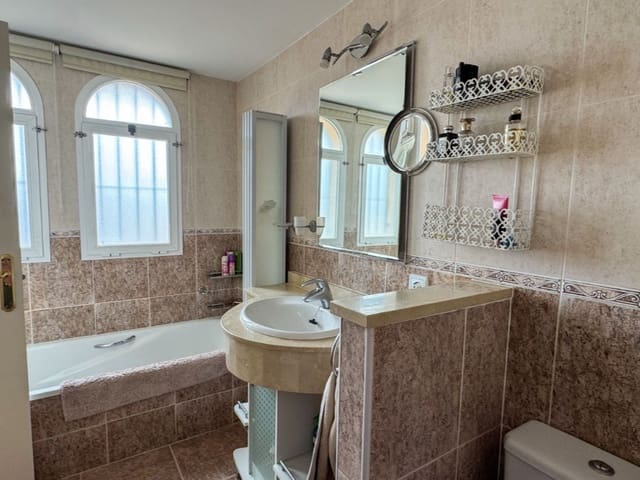 5 bedroom Townhouse for sale in La Duquesa / Puerto de la Duquesa, Manilva with pool garage - € 410,000 (Ref: 10000521)