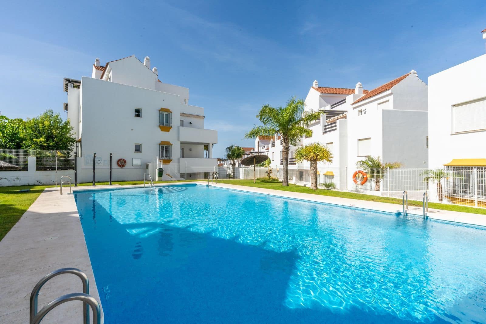 2 bedroom Apartment for sale in Estepona with pool garage - € 270,000 (Ref: 10000734)