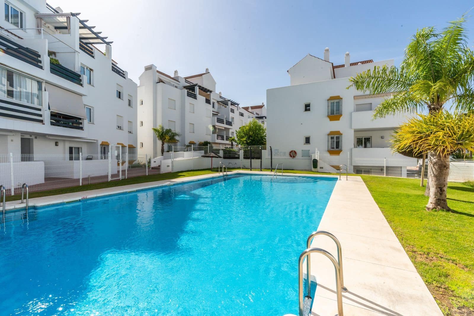 2 bedroom Apartment for sale in Estepona with pool garage - € 270,000 (Ref: 10000734)