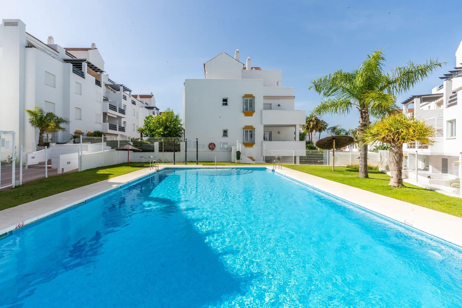 2 bedroom Apartment for sale in Estepona with pool garage - € 270,000 (Ref: 10000734)