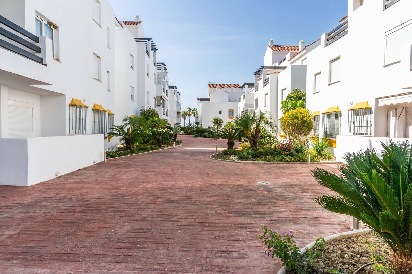 2 bedroom Apartment for sale in Estepona with pool garage - € 270,000 (Ref: 10000734)