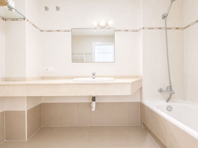 2 bedroom Penthouse for sale in La Duquesa / Puerto de la Duquesa, Manilva with pool garage - € 298,500 (Ref: 10004393)