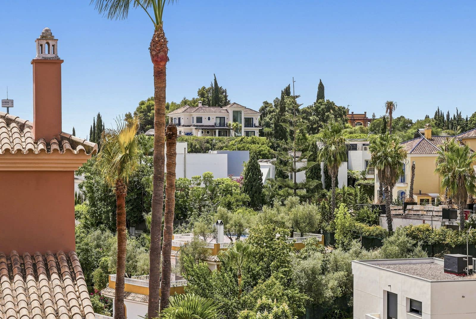 3 sypialnia Apartament na sprzedaż w Elviria z basenem garażem - 499 000 € (Ref: 10004399)