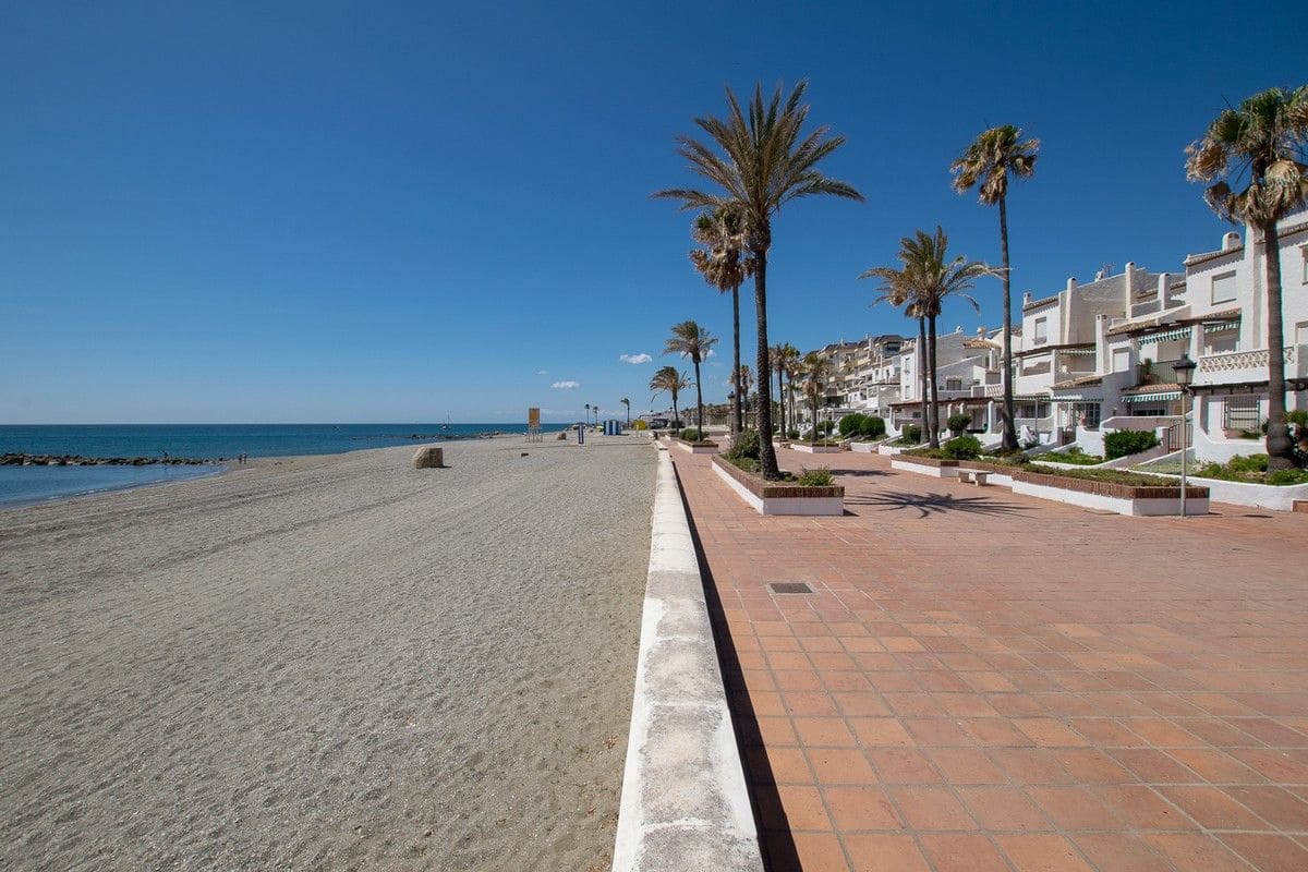 2 bedroom Apartment for sale in La Duquesa / Puerto de la Duquesa with pool - € 279,000 (Ref: 10004602)