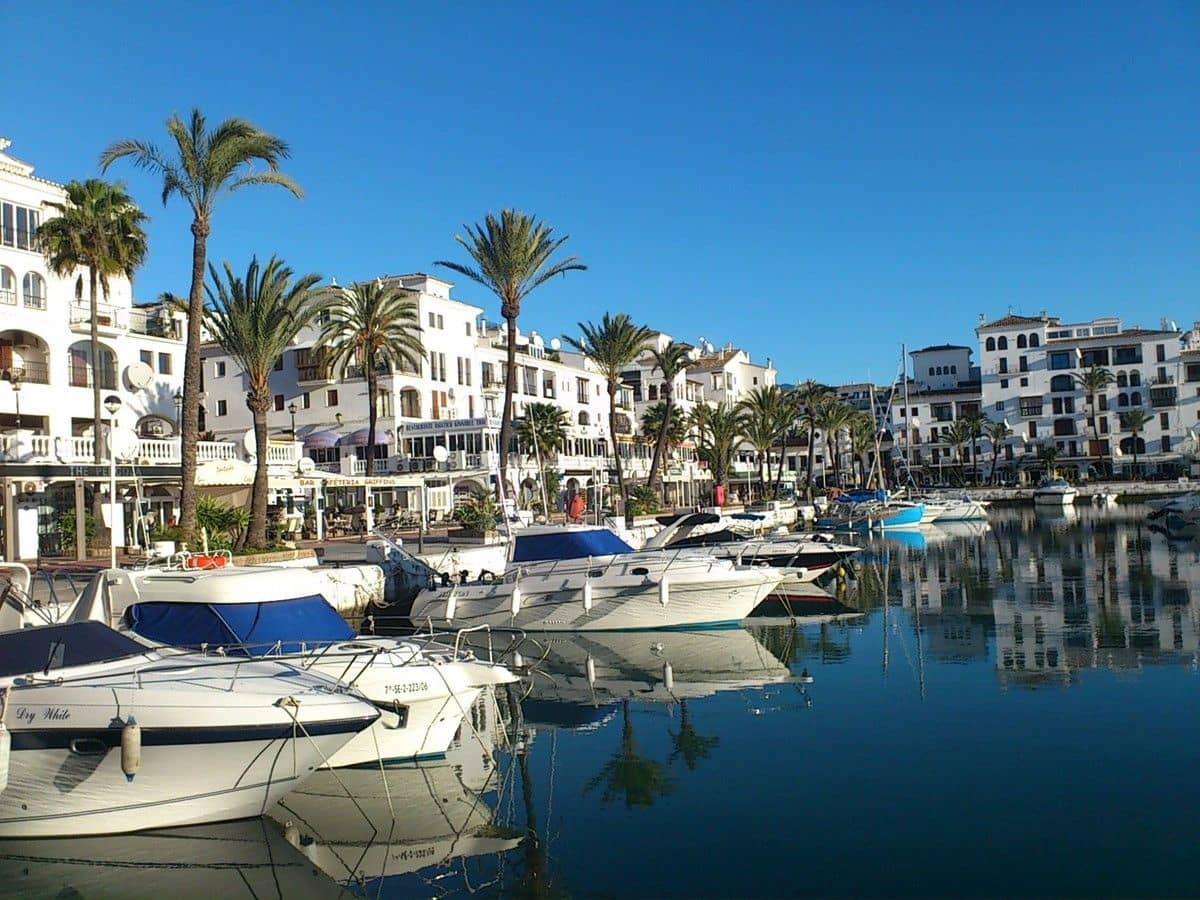 2 bedroom Apartment for sale in La Duquesa / Puerto de la Duquesa with pool - € 279,000 (Ref: 10004602)