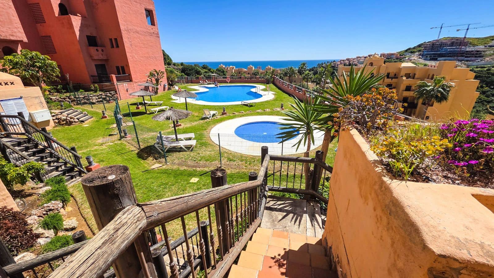 2 bedroom Apartment for sale in La Duquesa / Puerto de la Duquesa with pool - € 279,000 (Ref: 10004602)